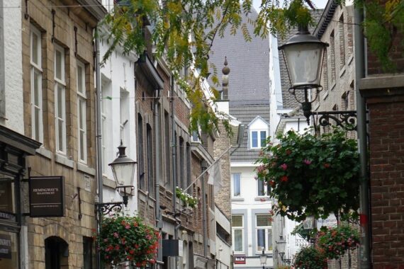 Rechtstraat Wyck Maastricht or Via Monte Napoleone?